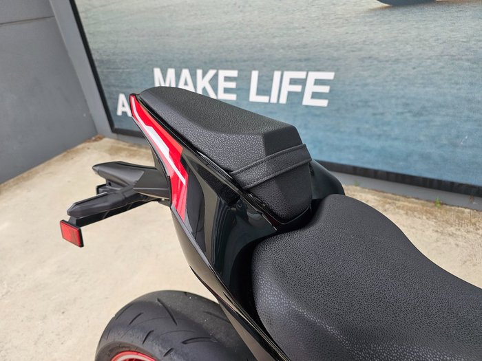 2024 Kawasaki Z900 (ZR900) Red