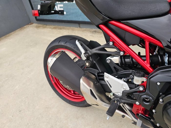 2024 Kawasaki Z900 (ZR900) Red