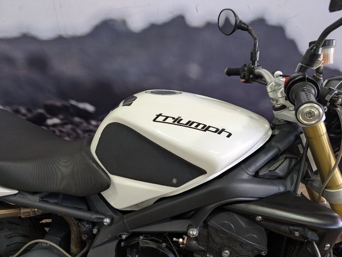 2012 Triumph STREET TRIPLE WHITE