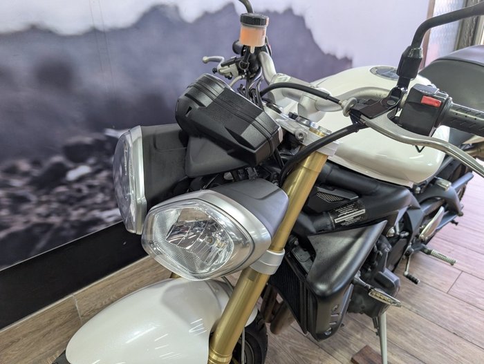 2012 Triumph STREET TRIPLE WHITE