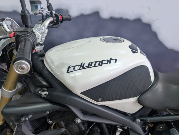 2012 Triumph STREET TRIPLE WHITE
