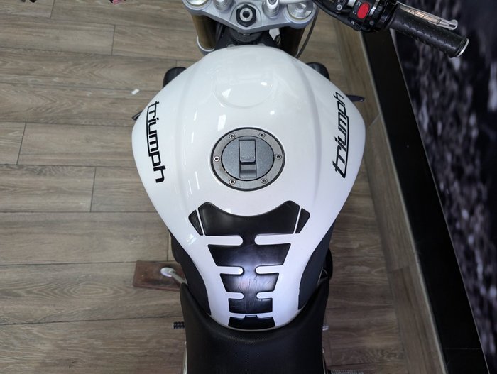 2012 Triumph STREET TRIPLE WHITE