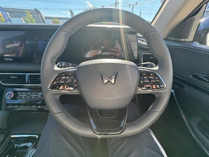 2025 Mahindra XUV700 AX7L