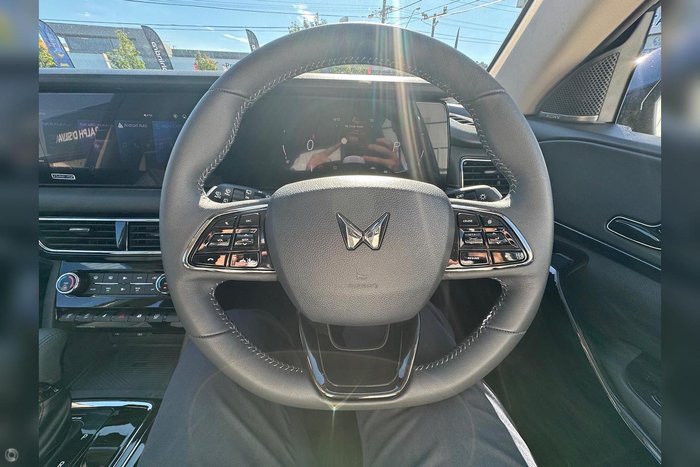 2025 Mahindra XUV700 AX7L