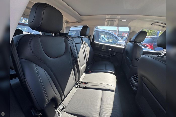 2025 Mahindra XUV700 AX7L