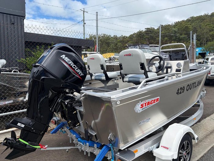 2026 Stacer 429 Outlaw Side Console