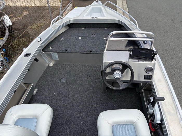 2026 Stacer 429 Outlaw Side Console