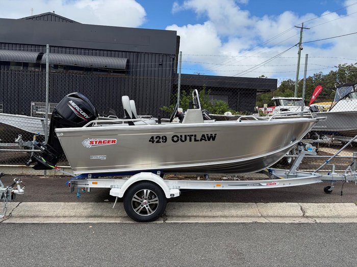 2026 Stacer 429 Outlaw Side Console
