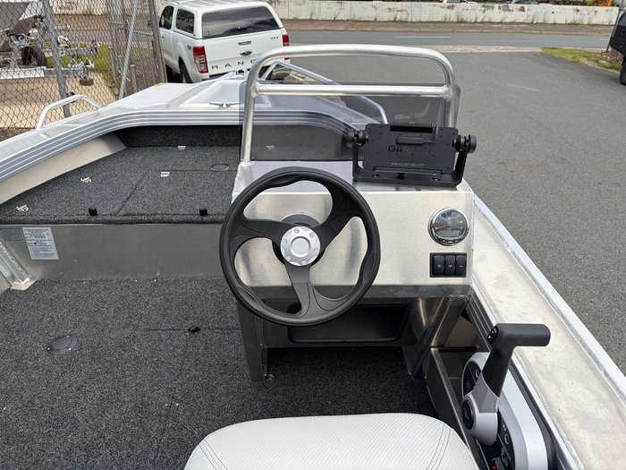 2026 Stacer 429 Outlaw Side Console