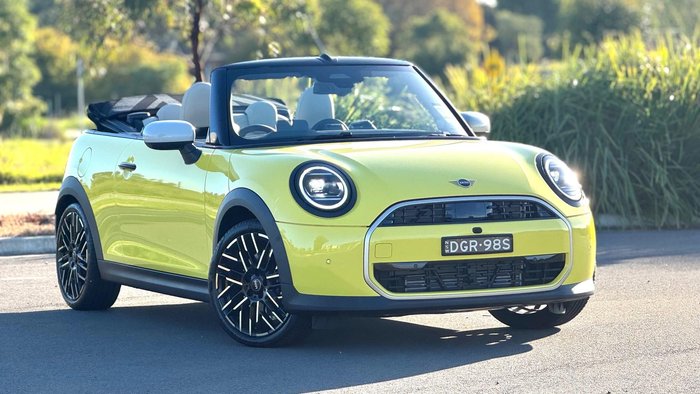 2026 MINI Cooper C Favoured