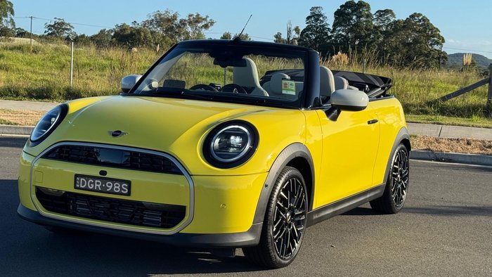 2026 MINI Cooper C Favoured