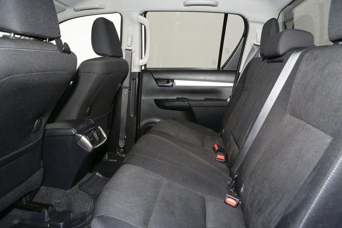 2023 Toyota Hilux SR5