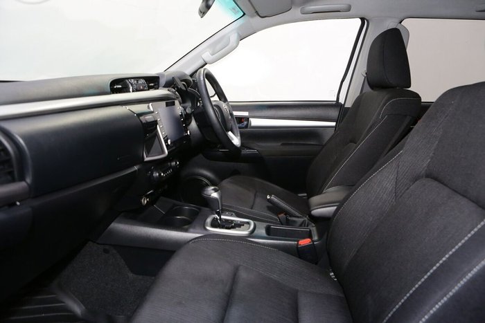 2023 Toyota Hilux SR5