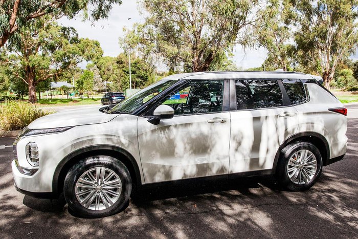 2021 Mitsubishi Outlander LS