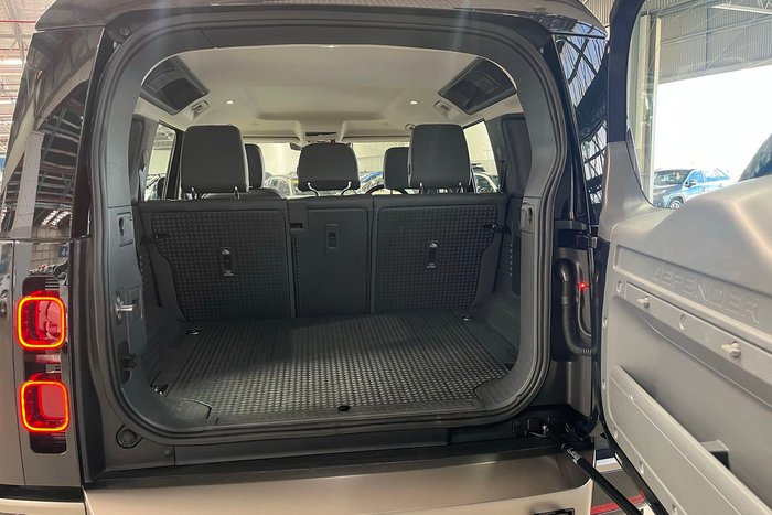 2023 Land Rover Defender 110 D300 X-Dynamic SE