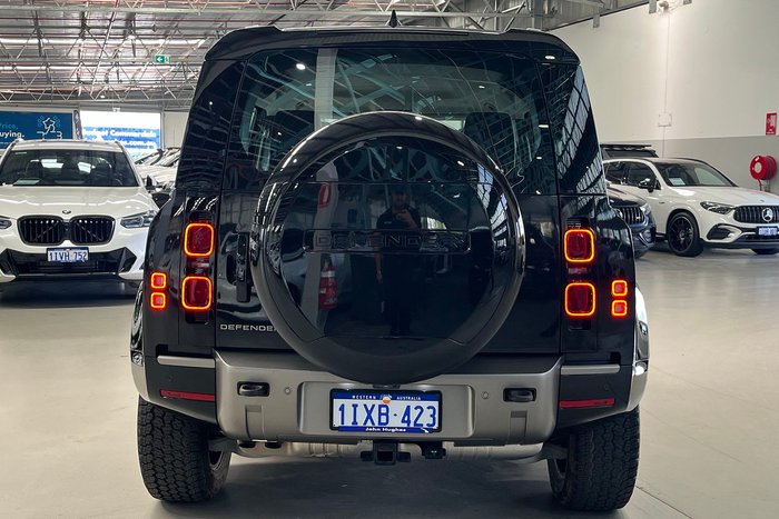 2023 Land Rover Defender 110 D300 X-Dynamic SE