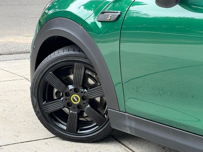 2023 MINI Hatch Cooper SE MINI Yours F56 LCI-2 British Racing Green
