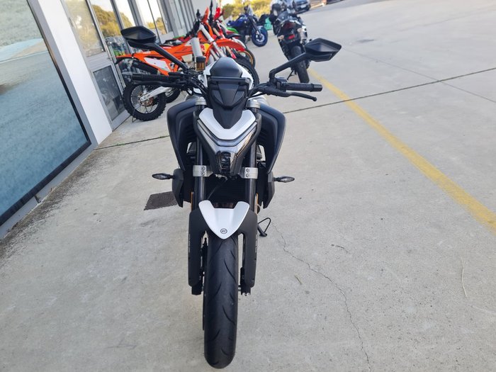 2023 CFMOTO 450 NK White