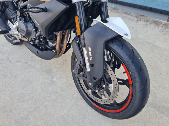 2023 CFMOTO 450 NK White