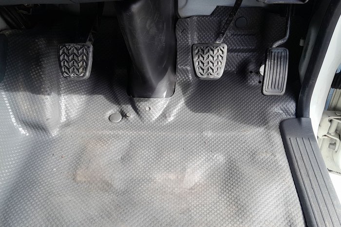 2007 Toyota Hiace LWB TRH201R French Vanilla