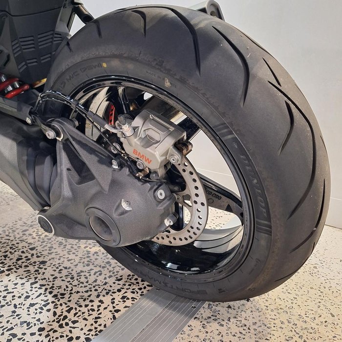 2025 BMW R 1300 R Performance