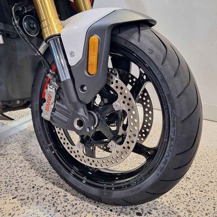 2025 BMW R 1300 R Performance