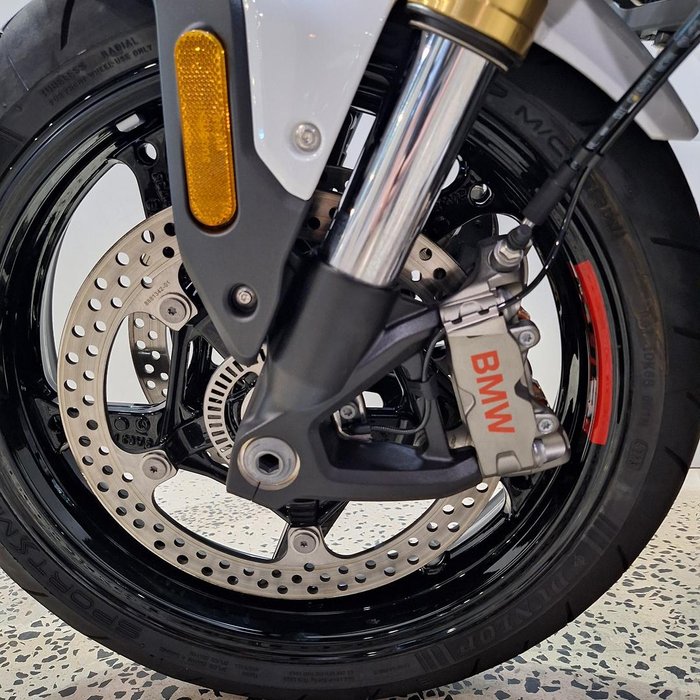 2025 BMW R 1300 R Performance