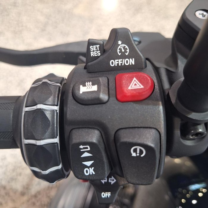 2025 BMW R 12 HL
