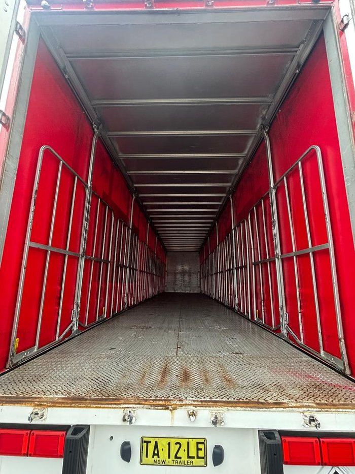 2015 Krueger 24P Straight Curtainsider Red