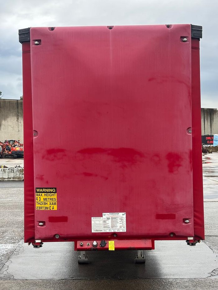 2015 Krueger 24P Straight Curtainsider Red