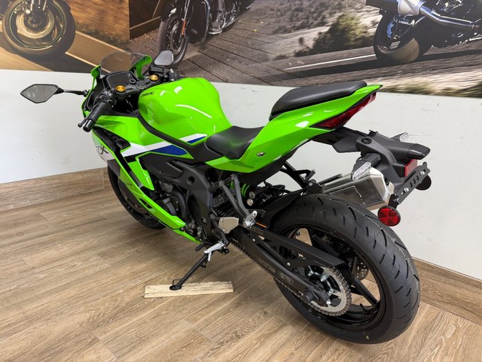 2026 Kawasaki NINJA 400 ZX-4RR KRT GREEN