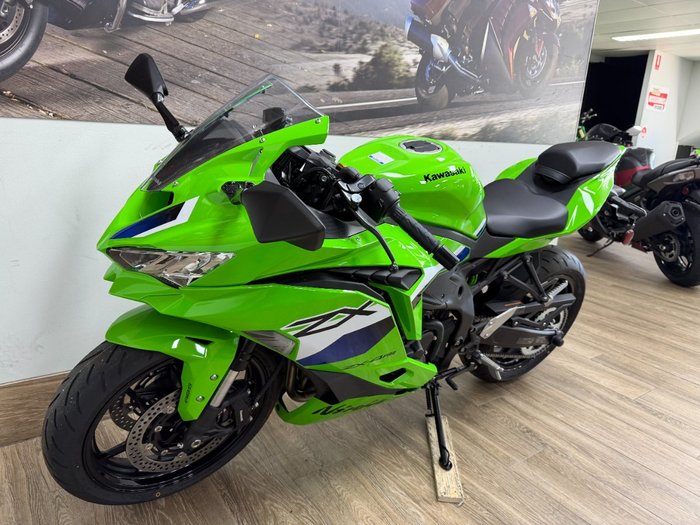 2026 Kawasaki NINJA 400 ZX-4RR KRT GREEN