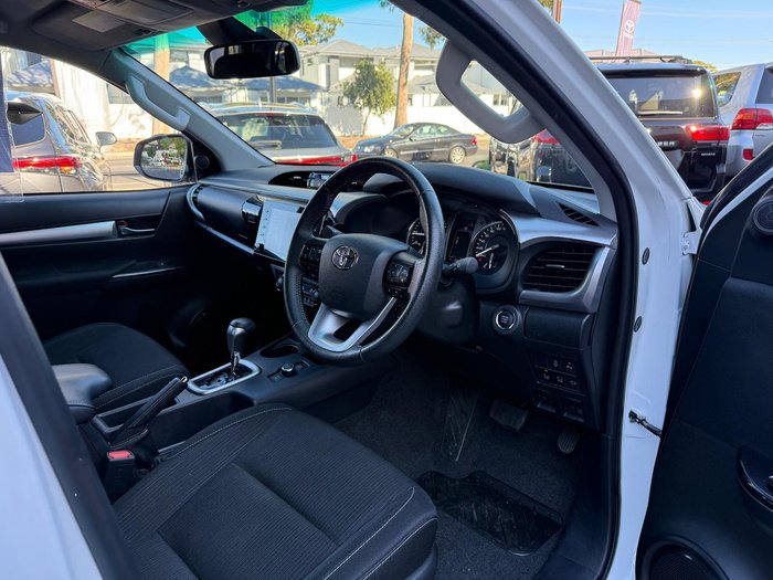 2024 Toyota Hilux SR5 48V