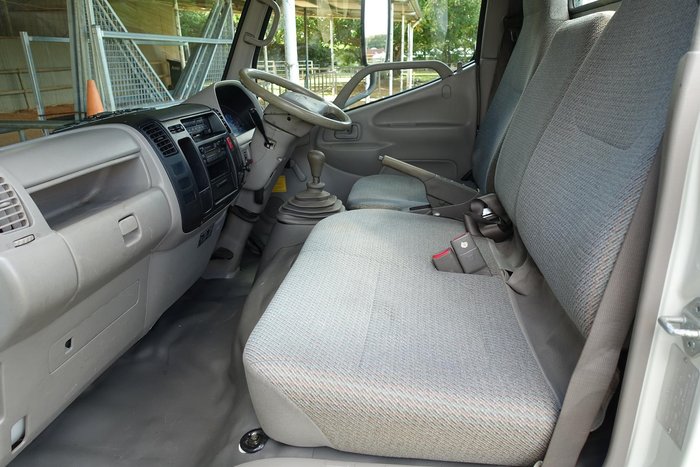 2001 Hino DUTRO Mono White