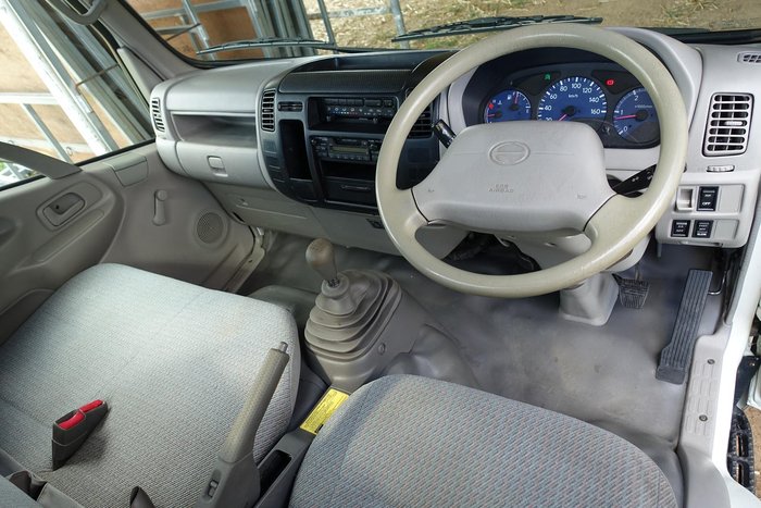 2001 Hino DUTRO Mono White