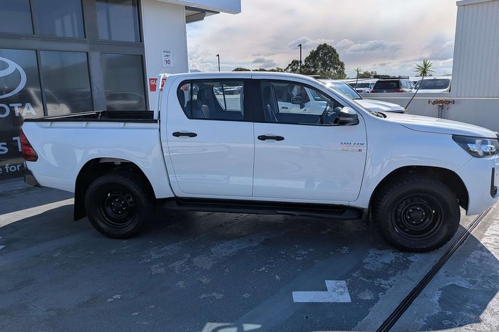 2022 Toyota Hilux SR
