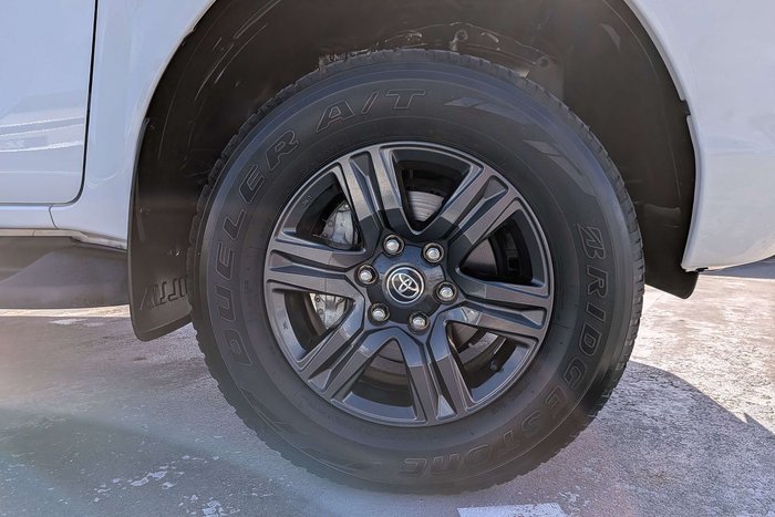 2023 Toyota Hilux SR