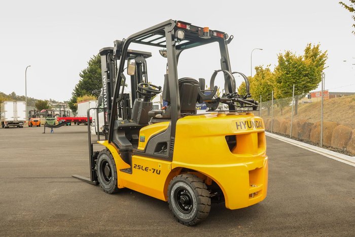 2026 Hyundai 25Le7u Yellow