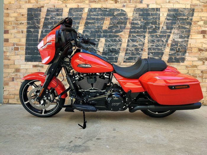 2026 HARLEY-DAVIDSON STREET GLIDE 117 (FLHX) ROAD BLOOD ORANGE