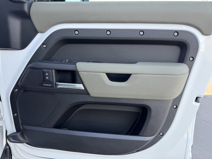 2025 Land Rover Defender 110 D350 X-Dynamic SE