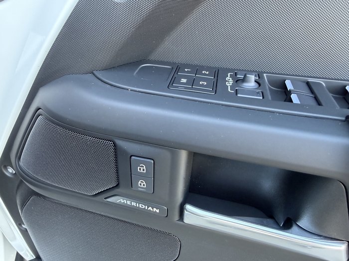 2025 Land Rover Defender 110 D350 X-Dynamic SE