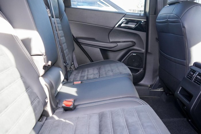 2025 Mitsubishi Outlander LS