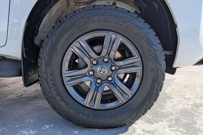 2023 Toyota Hilux SR