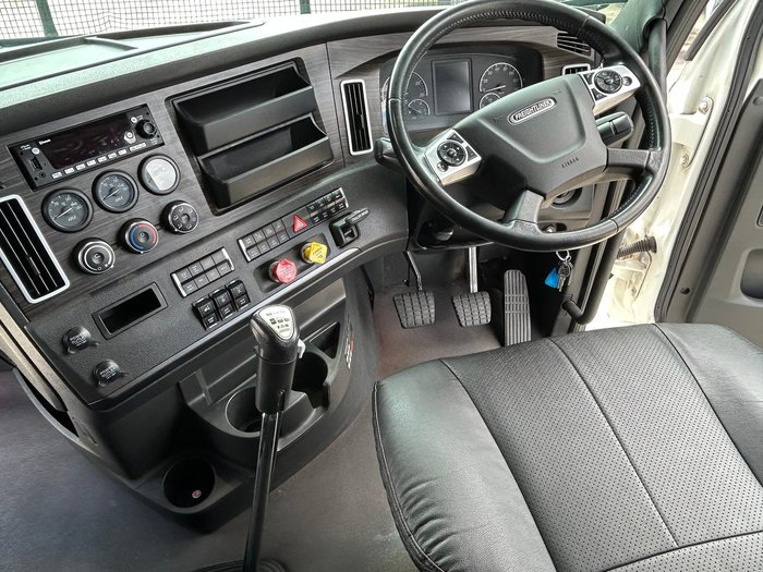 2021 Freightliner Cascadia 126 WHITE