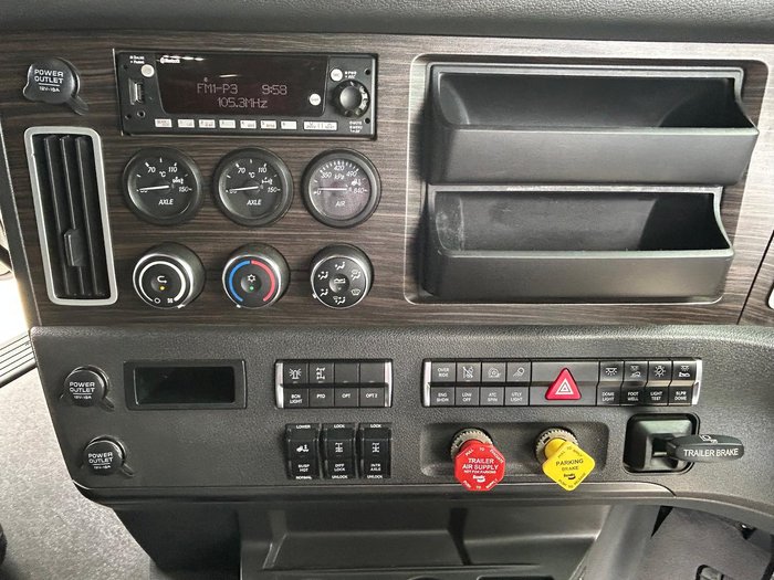 2021 Freightliner Cascadia 126 WHITE