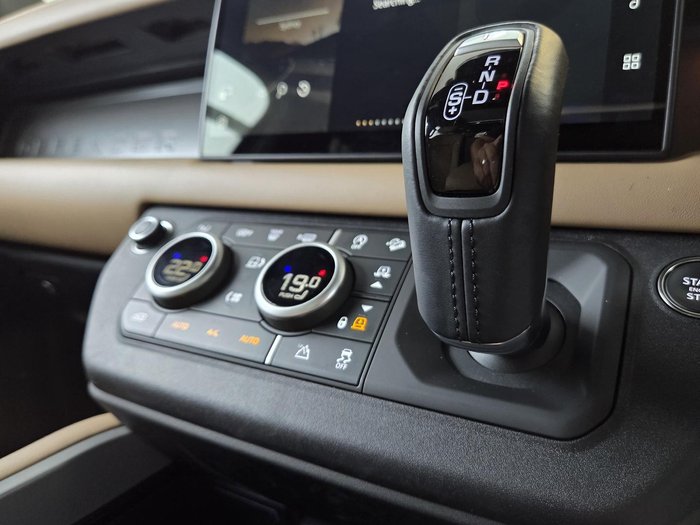 2025 Land Rover Defender 110 P525 V8