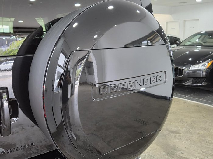 2025 Land Rover Defender 110 P525 V8