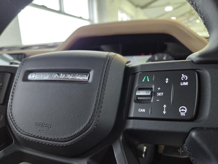 2025 Land Rover Defender 110 P525 V8