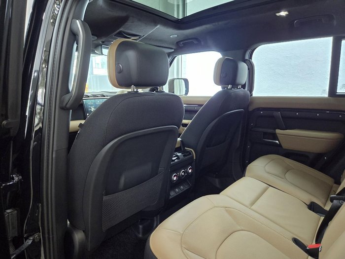 2025 Land Rover Defender 110 P525 V8