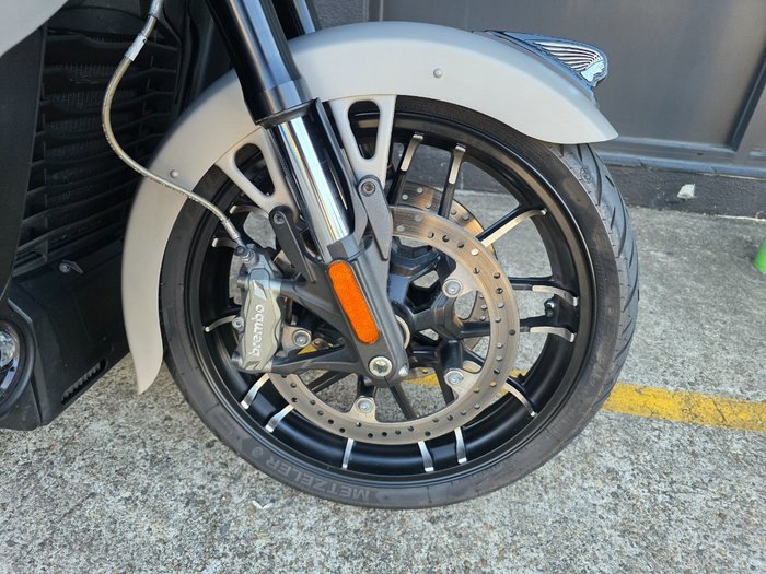 2022 Indian PURSUIT DARK HORSE PREMIUM SILVER QUARTZ SMOKE